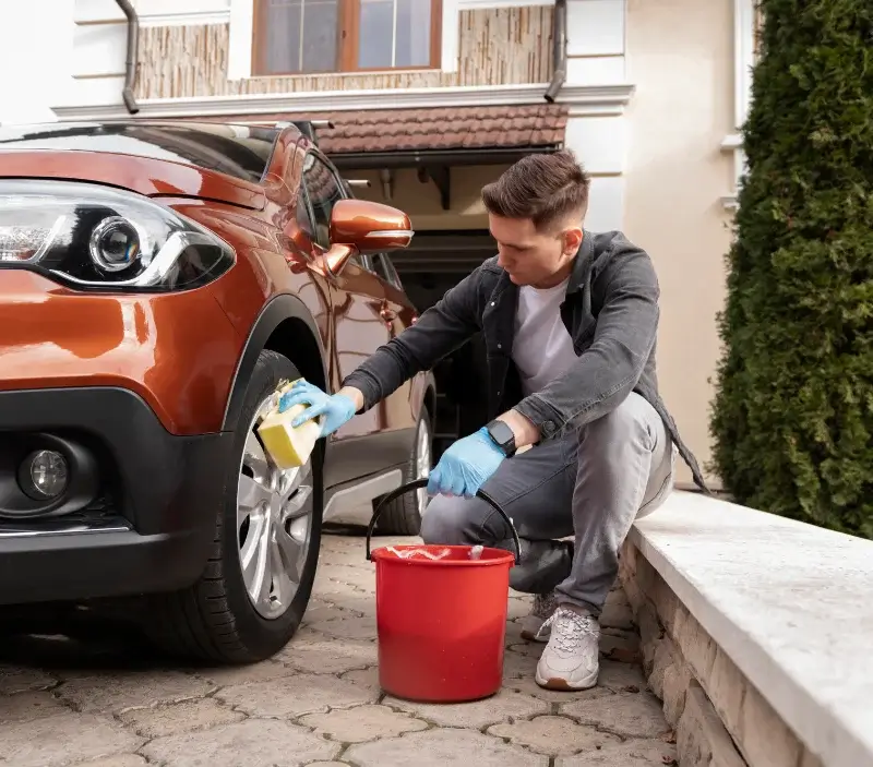 Lavage auto à domicile Labastide-Saint-Pierre : professionnel intervenant sur un véhicule